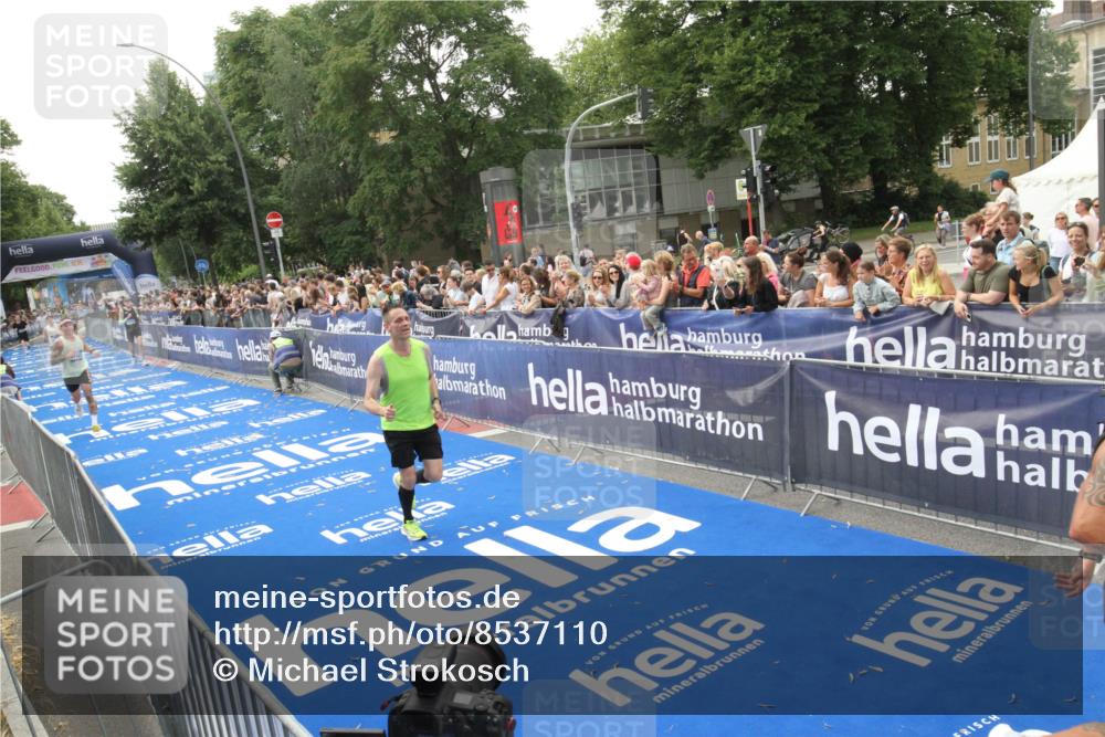 29.06.2025 - hella hamburg halbmarathon Michael Strokosch http://msf.ph/oto/8537110 29.06.2025 10:30:43 Ziel  meine-sportfotos.de