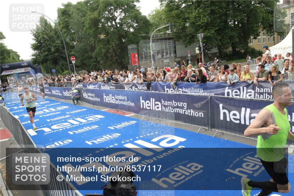 29.06.2025 - hella hamburg halbmarathon Michael Strokosch http://msf.ph/oto/8537117 29.06.2025 10:30:44 Ziel  meine-sportfotos.de