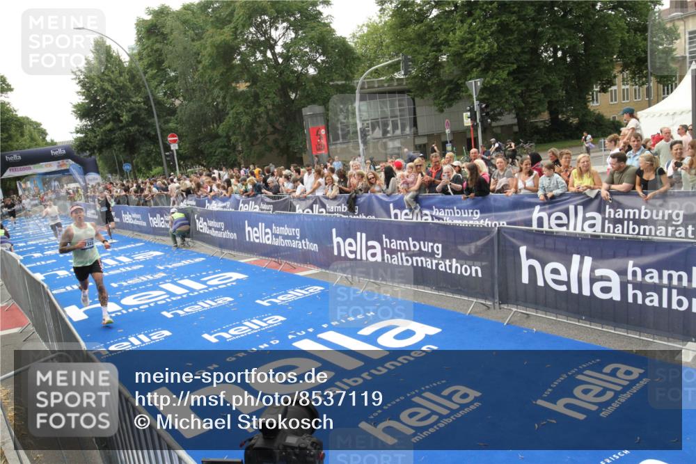 29.06.2025 - hella hamburg halbmarathon Michael Strokosch http://msf.ph/oto/8537119 29.06.2025 10:30:44 Ziel  meine-sportfotos.de