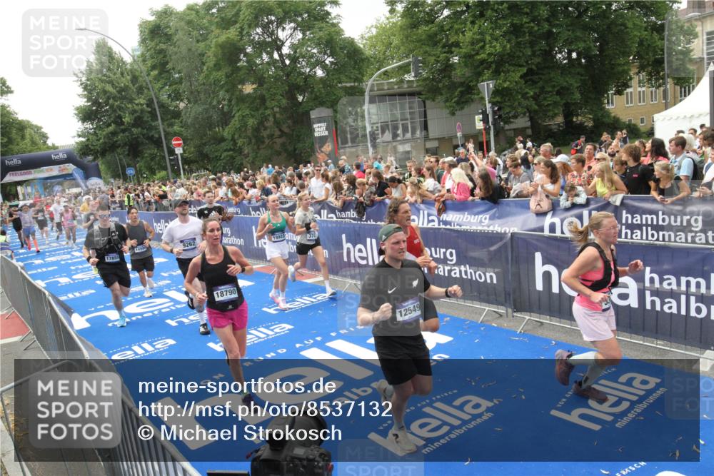 29.06.2025 - hella hamburg halbmarathon Michael Strokosch http://msf.ph/oto/8537132 29.06.2025 10:48:32 Ziel  meine-sportfotos.de
