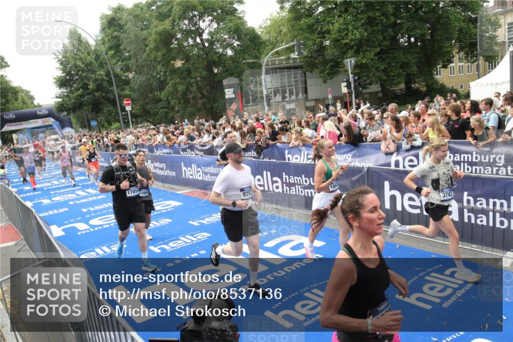 29.06.2025 - hella hamburg halbmarathon Michael Strokosch http://msf.ph/oto/8537136 29.06.2025 10:48:33 Ziel  meine-sportfotos.de