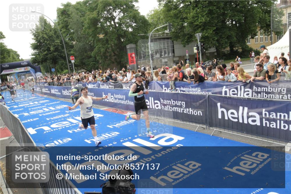 29.06.2025 - hella hamburg halbmarathon Michael Strokosch http://msf.ph/oto/8537137 29.06.2025 10:30:47 Ziel  meine-sportfotos.de