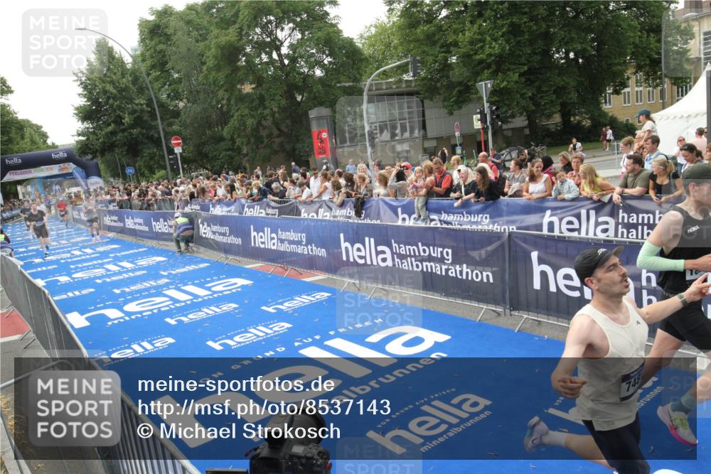 29.06.2025 - hella hamburg halbmarathon Michael Strokosch http://msf.ph/oto/8537143 29.06.2025 10:30:48 Ziel  meine-sportfotos.de