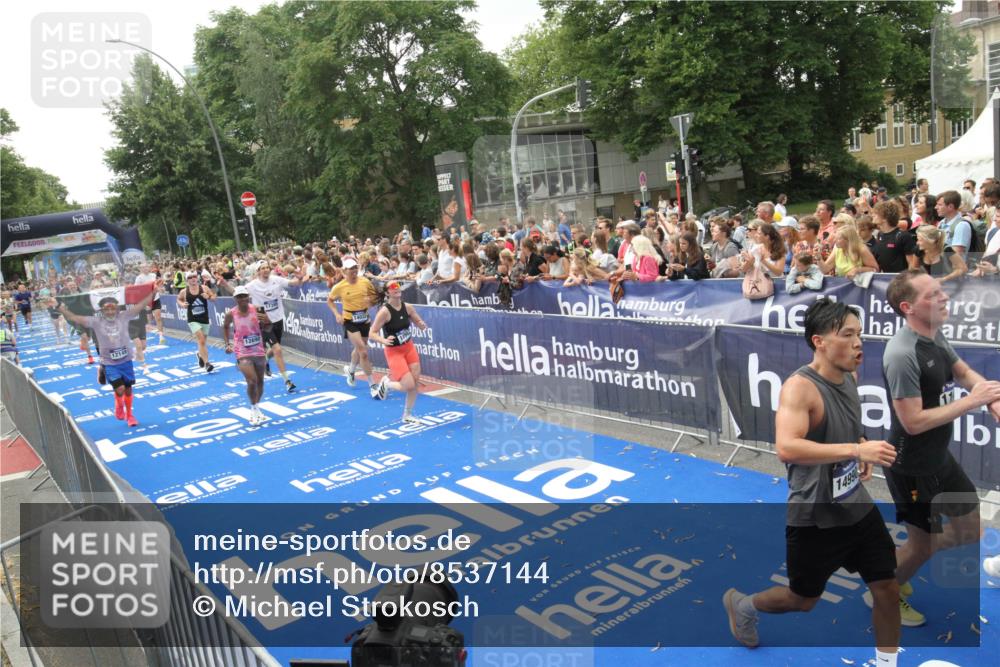 29.06.2025 - hella hamburg halbmarathon Michael Strokosch http://msf.ph/oto/8537144 29.06.2025 10:48:35 Ziel  meine-sportfotos.de