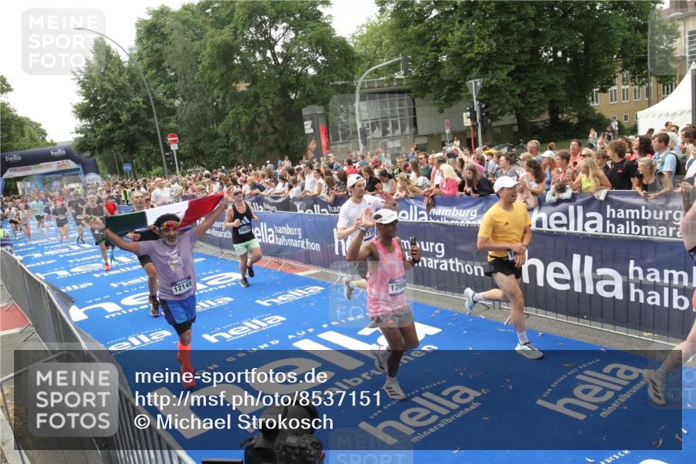 29.06.2025 - hella hamburg halbmarathon Michael Strokosch http://msf.ph/oto/8537151 29.06.2025 10:48:36 Ziel  meine-sportfotos.de