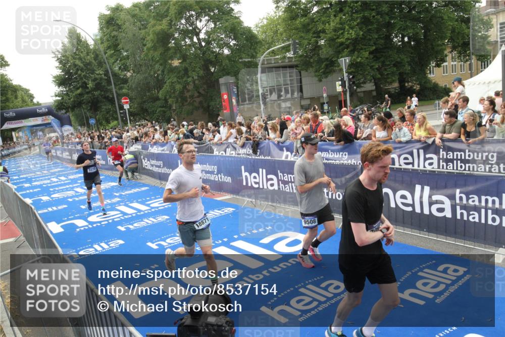 29.06.2025 - hella hamburg halbmarathon Michael Strokosch http://msf.ph/oto/8537154 29.06.2025 10:30:53 Ziel  meine-sportfotos.de