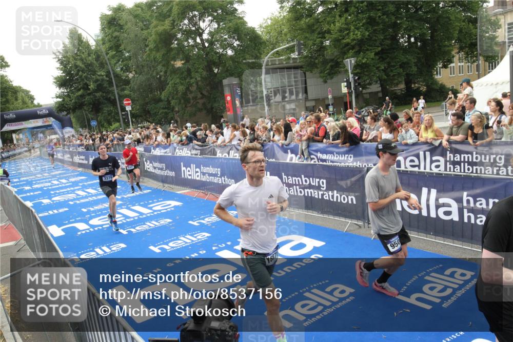29.06.2025 - hella hamburg halbmarathon Michael Strokosch http://msf.ph/oto/8537156 29.06.2025 10:30:54 Ziel  meine-sportfotos.de