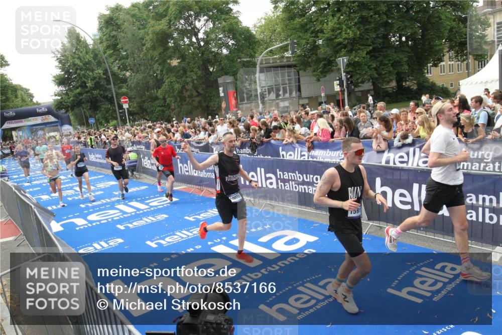 29.06.2025 - hella hamburg halbmarathon Michael Strokosch http://msf.ph/oto/8537166 29.06.2025 10:48:39 Ziel  meine-sportfotos.de
