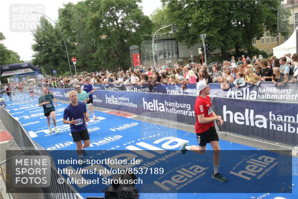 29.06.2025 - hella hamburg halbmarathon Michael Strokosch http://msf.ph/oto/8537189 29.06.2025 10:48:43 Ziel  meine-sportfotos.de