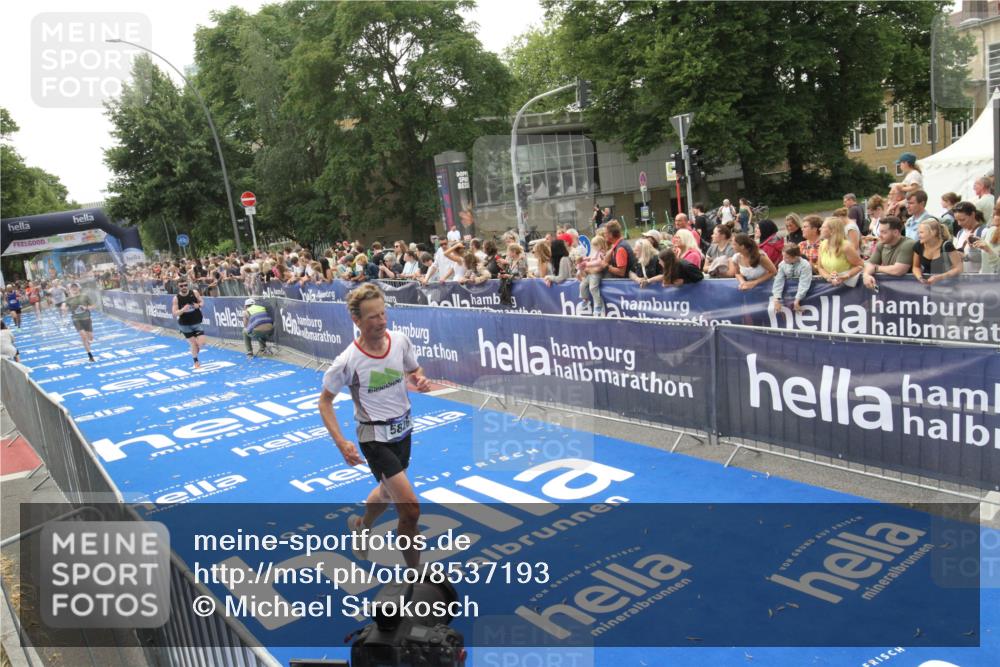 29.06.2025 - hella hamburg halbmarathon Michael Strokosch http://msf.ph/oto/8537193 29.06.2025 10:31:11 Ziel  meine-sportfotos.de