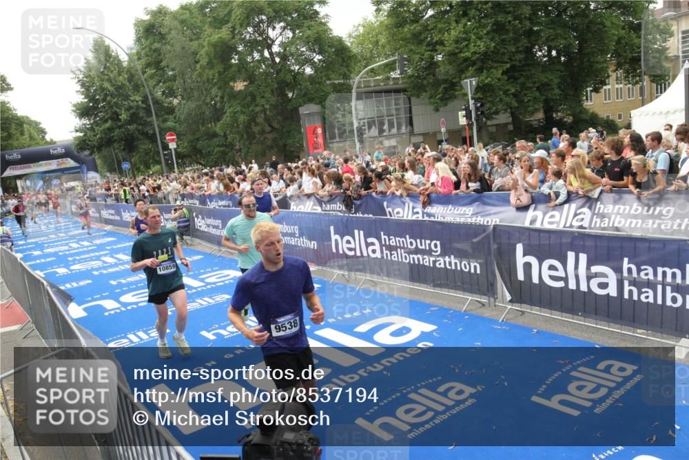29.06.2025 - hella hamburg halbmarathon Michael Strokosch http://msf.ph/oto/8537194 29.06.2025 10:48:44 Ziel  meine-sportfotos.de