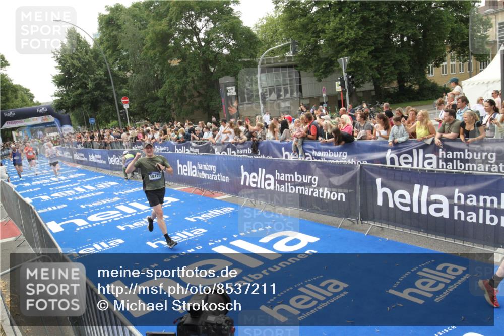 29.06.2025 - hella hamburg halbmarathon Michael Strokosch http://msf.ph/oto/8537211 29.06.2025 10:31:14 Ziel  meine-sportfotos.de