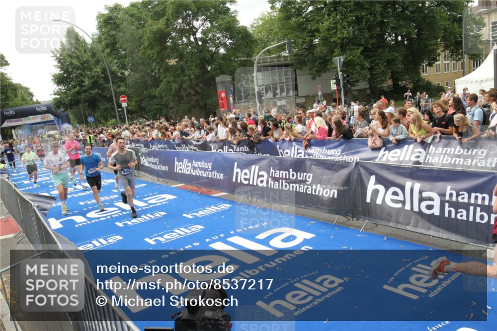 29.06.2025 - hella hamburg halbmarathon Michael Strokosch http://msf.ph/oto/8537217 29.06.2025 10:48:52 Ziel  meine-sportfotos.de