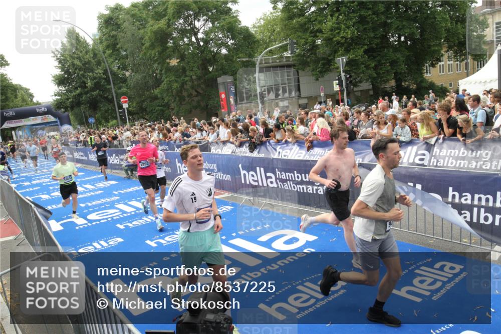 29.06.2025 - hella hamburg halbmarathon Michael Strokosch http://msf.ph/oto/8537225 29.06.2025 10:48:54 Ziel  meine-sportfotos.de