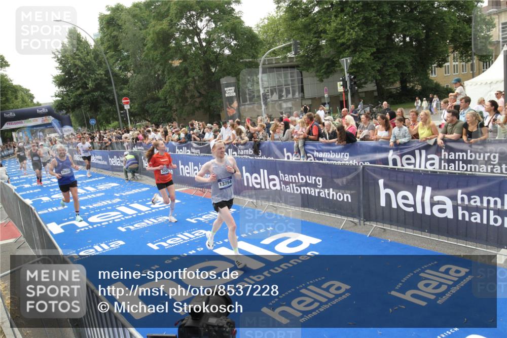 29.06.2025 - hella hamburg halbmarathon Michael Strokosch http://msf.ph/oto/8537228 29.06.2025 10:31:18 Ziel  meine-sportfotos.de