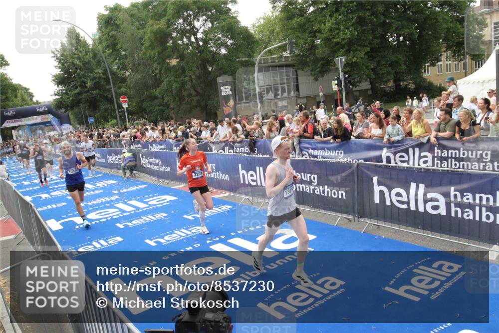 29.06.2025 - hella hamburg halbmarathon Michael Strokosch http://msf.ph/oto/8537230 29.06.2025 10:31:18 Ziel  meine-sportfotos.de