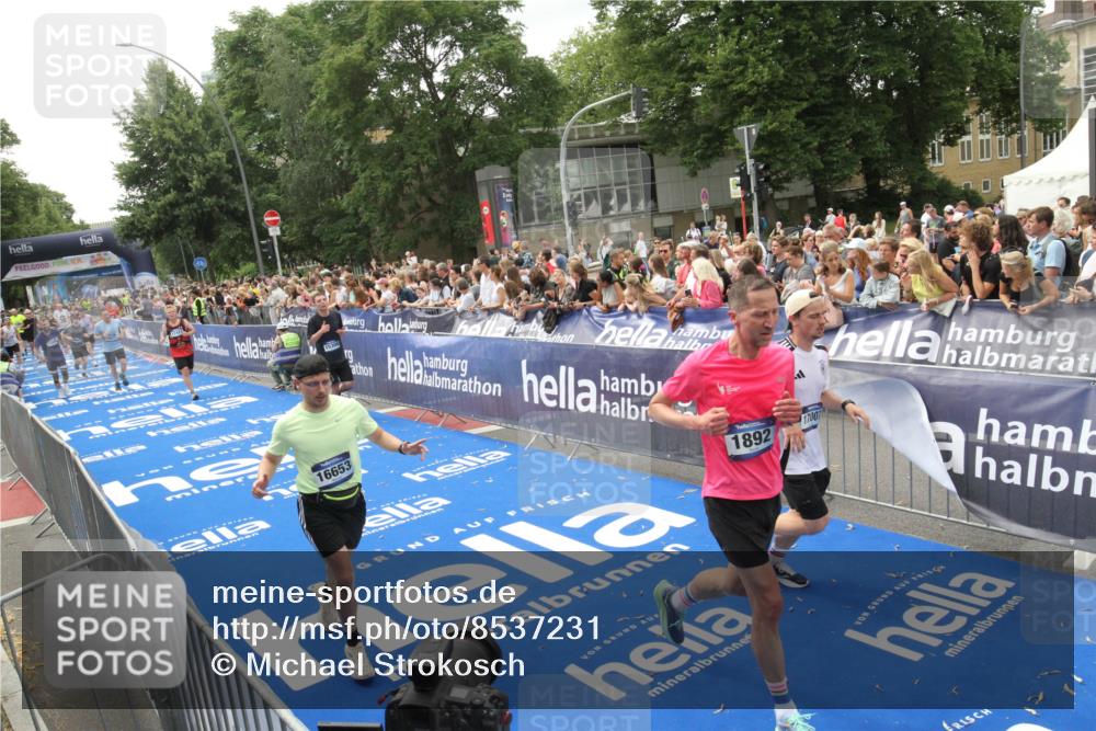 29.06.2025 - hella hamburg halbmarathon Michael Strokosch http://msf.ph/oto/8537231 29.06.2025 10:48:55 Ziel  meine-sportfotos.de