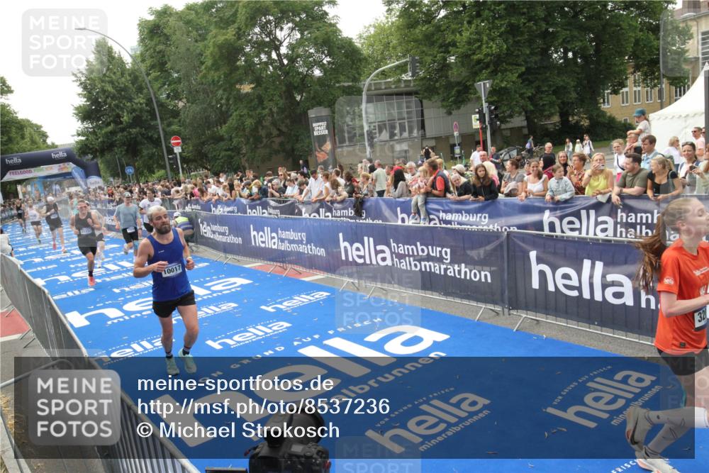 29.06.2025 - hella hamburg halbmarathon Michael Strokosch http://msf.ph/oto/8537236 29.06.2025 10:31:19 Ziel  meine-sportfotos.de