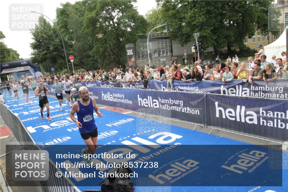 29.06.2025 - hella hamburg halbmarathon Michael Strokosch http://msf.ph/oto/8537238 29.06.2025 10:31:19 Ziel  meine-sportfotos.de