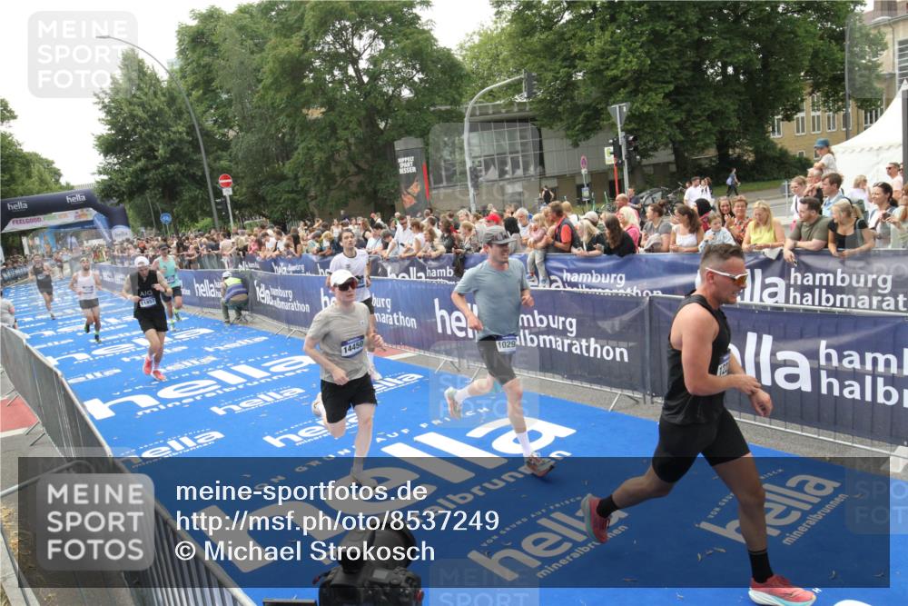 29.06.2025 - hella hamburg halbmarathon Michael Strokosch http://msf.ph/oto/8537249 29.06.2025 10:31:21 Ziel  meine-sportfotos.de