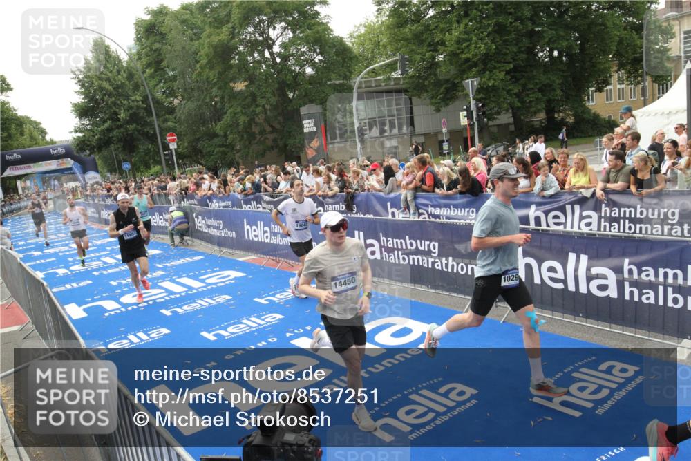 29.06.2025 - hella hamburg halbmarathon Michael Strokosch http://msf.ph/oto/8537251 29.06.2025 10:31:22 Ziel  meine-sportfotos.de