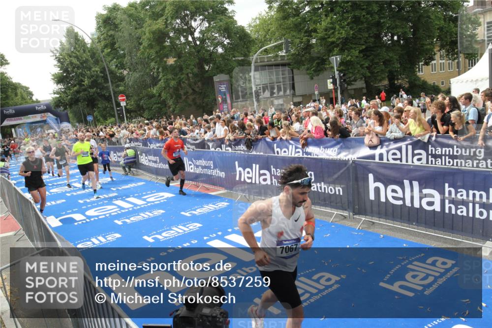 29.06.2025 - hella hamburg halbmarathon Michael Strokosch http://msf.ph/oto/8537259 29.06.2025 10:49:02 Ziel  meine-sportfotos.de
