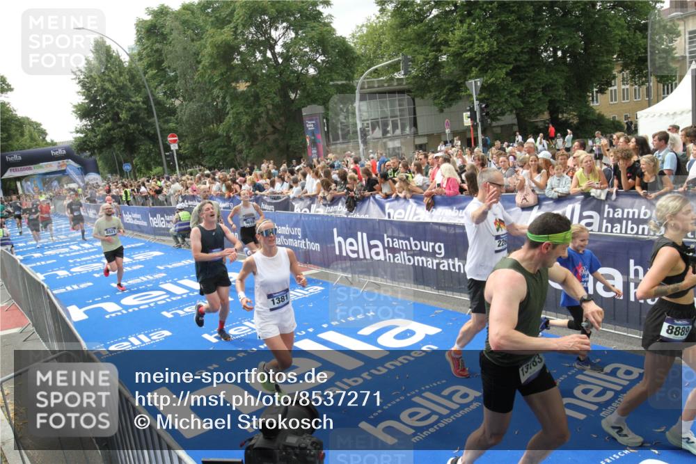 29.06.2025 - hella hamburg halbmarathon Michael Strokosch http://msf.ph/oto/8537271 29.06.2025 10:49:05 Ziel  meine-sportfotos.de