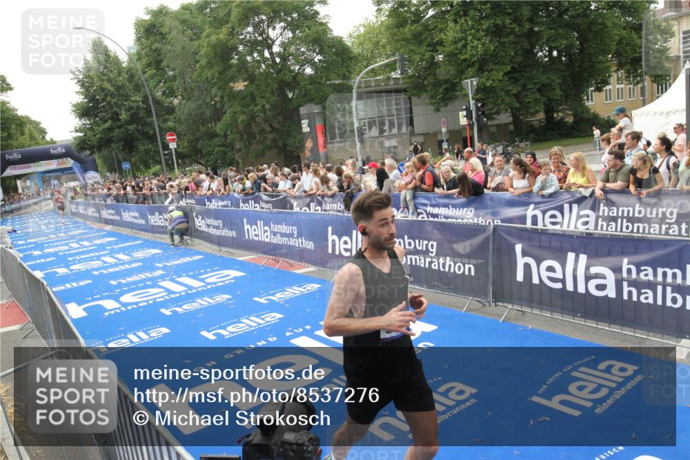 29.06.2025 - hella hamburg halbmarathon Michael Strokosch http://msf.ph/oto/8537276 29.06.2025 10:31:26 Ziel  meine-sportfotos.de