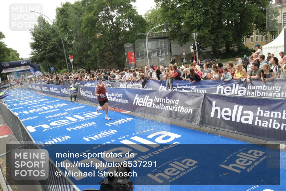 29.06.2025 - hella hamburg halbmarathon Michael Strokosch http://msf.ph/oto/8537291 29.06.2025 10:31:32 Ziel  meine-sportfotos.de