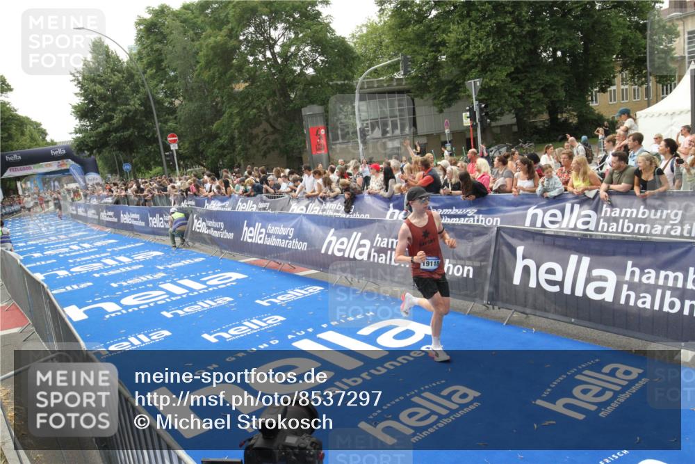 29.06.2025 - hella hamburg halbmarathon Michael Strokosch http://msf.ph/oto/8537297 29.06.2025 10:31:33 Ziel  meine-sportfotos.de