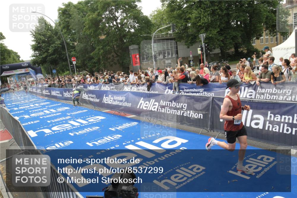 29.06.2025 - hella hamburg halbmarathon Michael Strokosch http://msf.ph/oto/8537299 29.06.2025 10:31:33 Ziel  meine-sportfotos.de