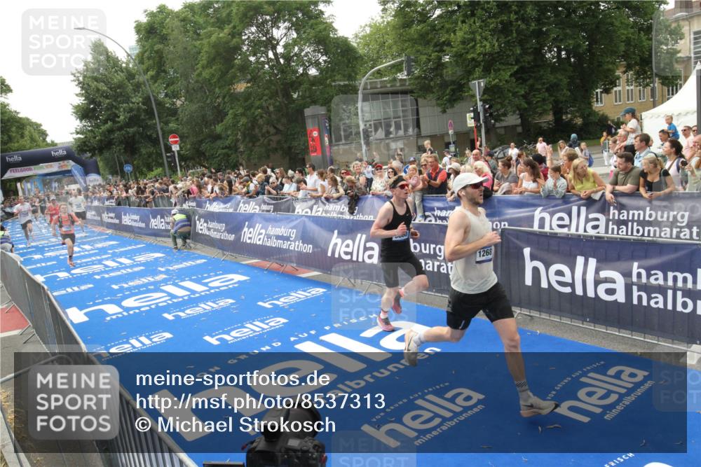 29.06.2025 - hella hamburg halbmarathon Michael Strokosch http://msf.ph/oto/8537313 29.06.2025 10:31:40 Ziel  meine-sportfotos.de