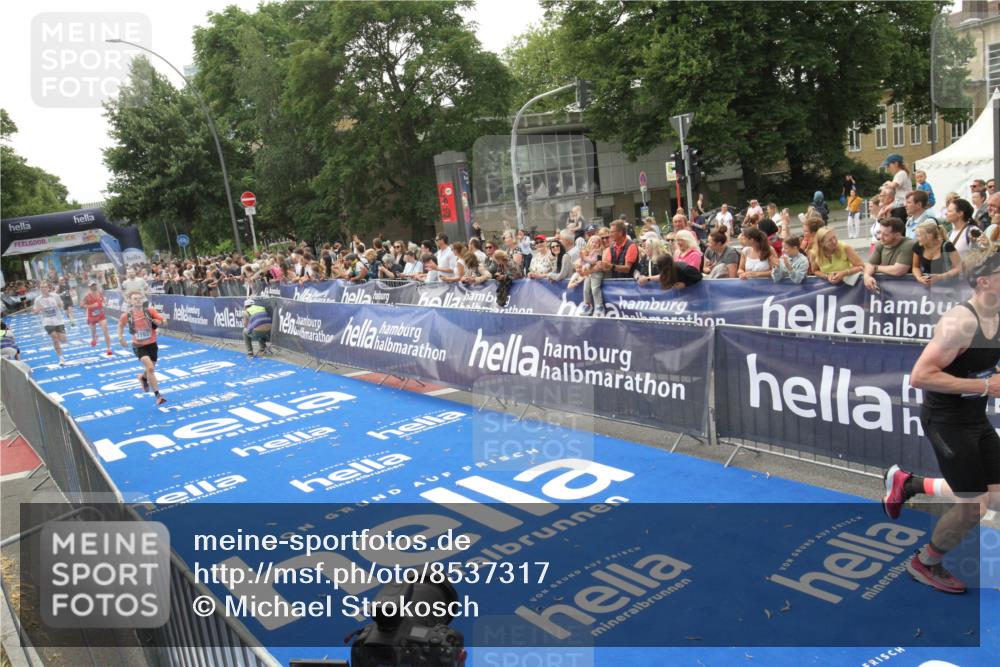 29.06.2025 - hella hamburg halbmarathon Michael Strokosch http://msf.ph/oto/8537317 29.06.2025 10:31:41 Ziel  meine-sportfotos.de