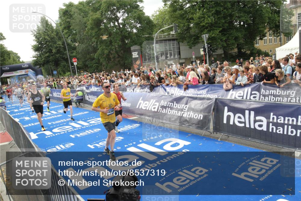 29.06.2025 - hella hamburg halbmarathon Michael Strokosch http://msf.ph/oto/8537319 29.06.2025 10:49:21 Ziel  meine-sportfotos.de