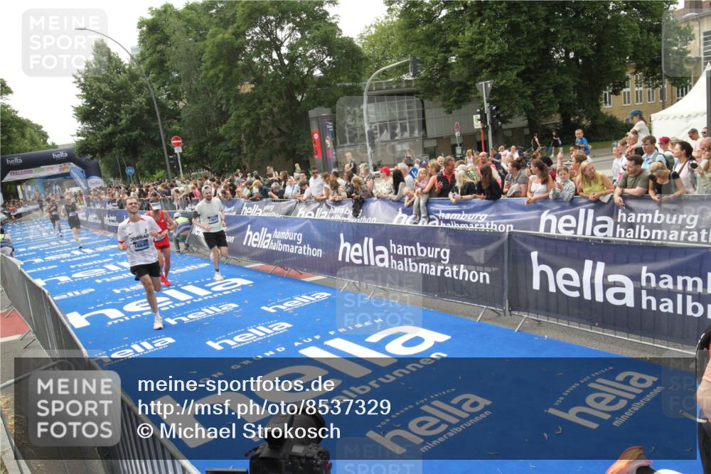 29.06.2025 - hella hamburg halbmarathon Michael Strokosch http://msf.ph/oto/8537329 29.06.2025 10:31:43 Ziel  meine-sportfotos.de