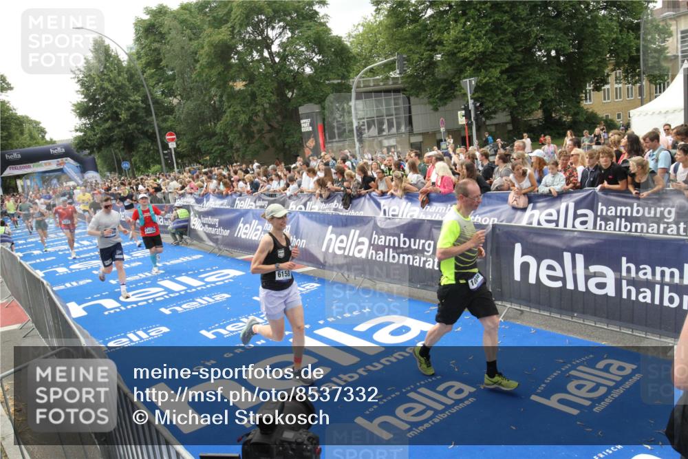 29.06.2025 - hella hamburg halbmarathon Michael Strokosch http://msf.ph/oto/8537332 29.06.2025 10:49:24 Ziel  meine-sportfotos.de