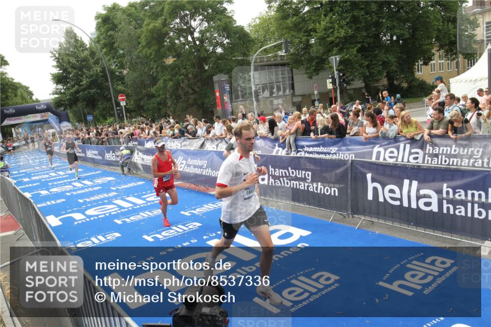 29.06.2025 - hella hamburg halbmarathon Michael Strokosch http://msf.ph/oto/8537336 29.06.2025 10:31:44 Ziel  meine-sportfotos.de