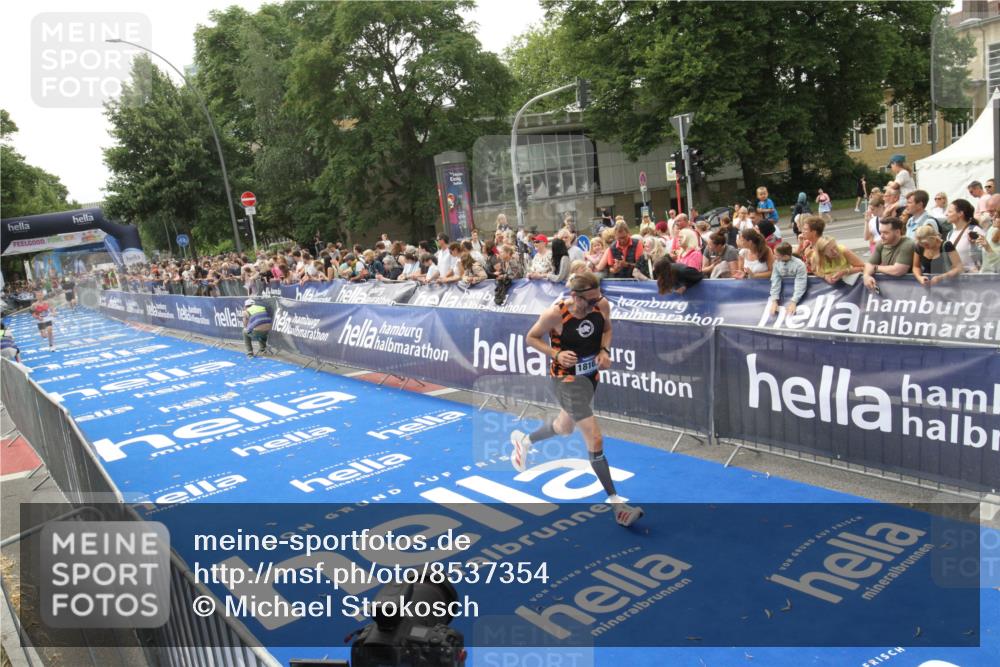 29.06.2025 - hella hamburg halbmarathon Michael Strokosch http://msf.ph/oto/8537354 29.06.2025 10:31:49 Ziel  meine-sportfotos.de