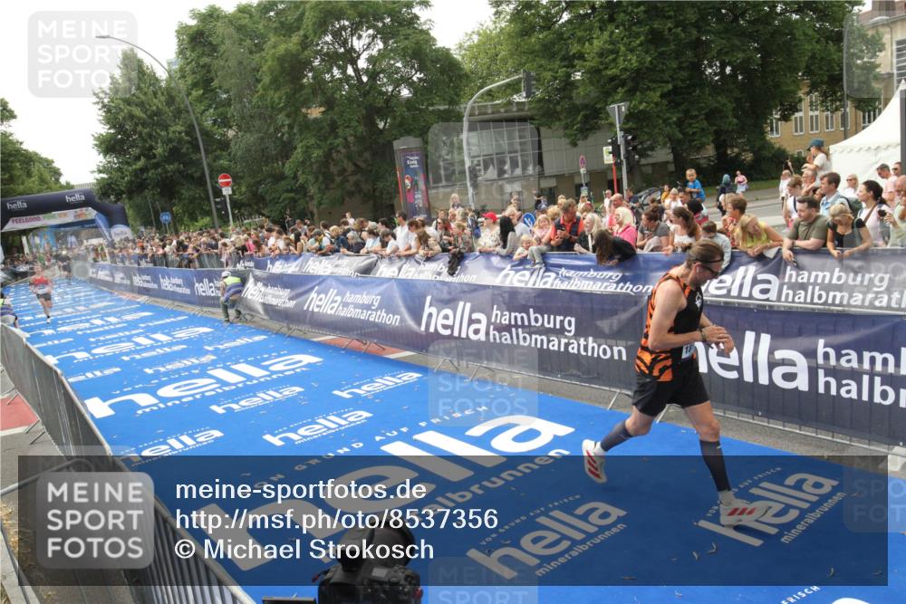 29.06.2025 - hella hamburg halbmarathon Michael Strokosch http://msf.ph/oto/8537356 29.06.2025 10:31:49 Ziel  meine-sportfotos.de