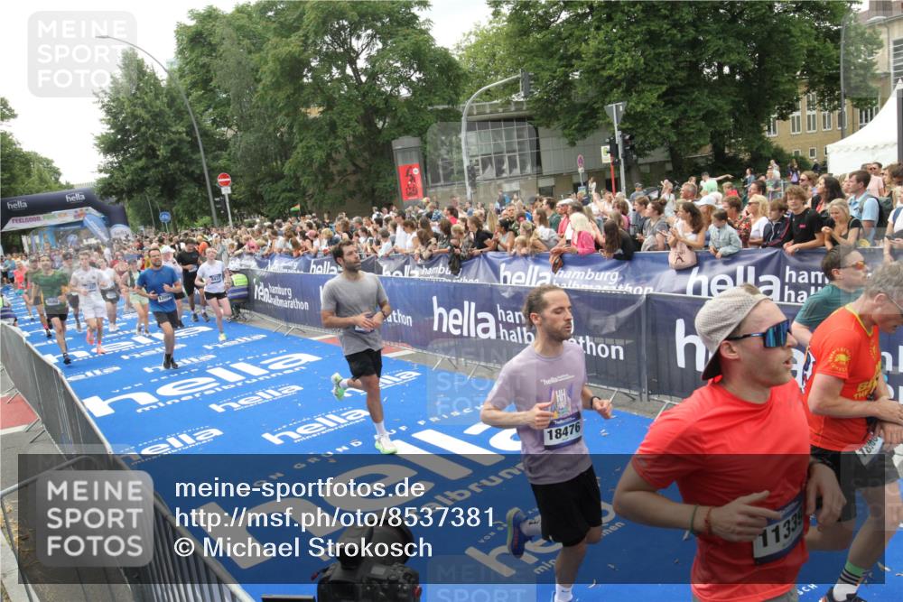 29.06.2025 - hella hamburg halbmarathon Michael Strokosch http://msf.ph/oto/8537381 29.06.2025 10:49:35 Ziel  meine-sportfotos.de