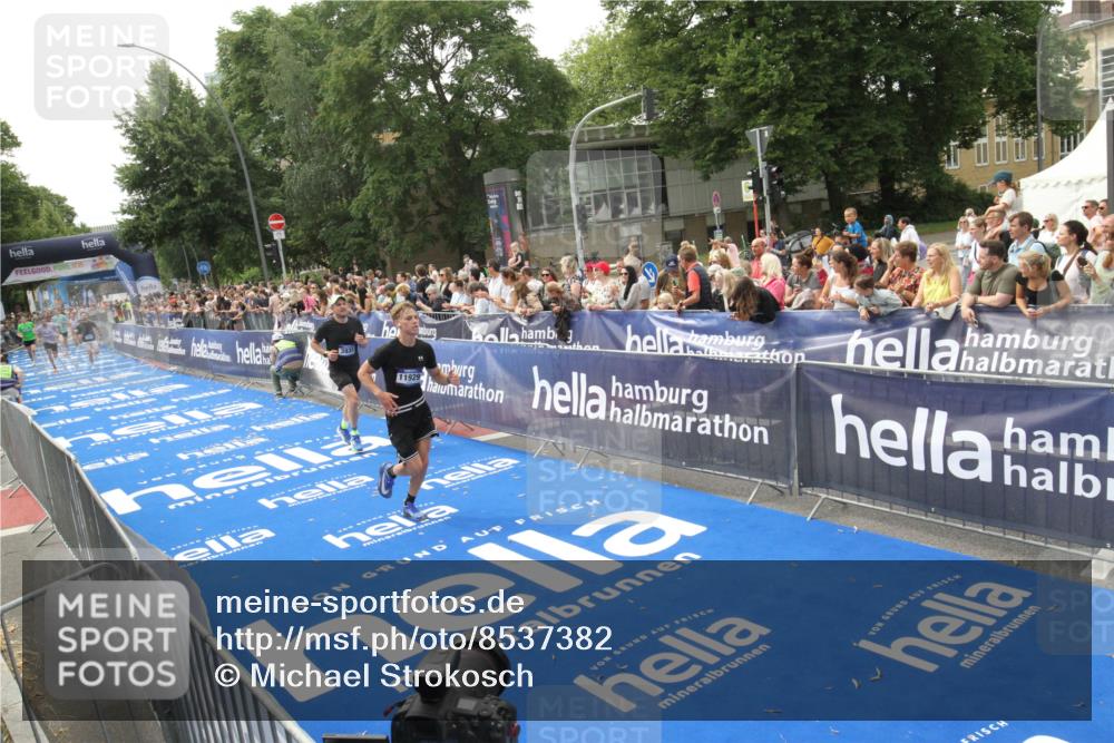 29.06.2025 - hella hamburg halbmarathon Michael Strokosch http://msf.ph/oto/8537382 29.06.2025 10:31:56 Ziel  meine-sportfotos.de