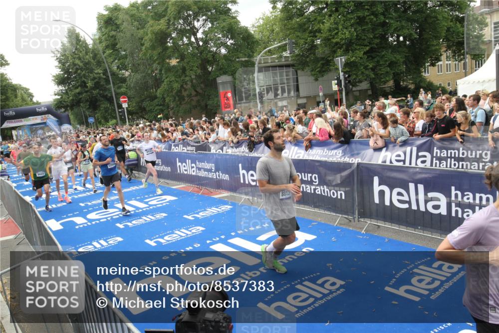 29.06.2025 - hella hamburg halbmarathon Michael Strokosch http://msf.ph/oto/8537383 29.06.2025 10:49:36 Ziel  meine-sportfotos.de