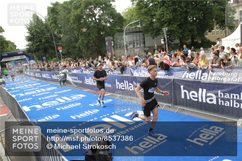 29.06.2025 - hella hamburg halbmarathon Michael Strokosch http://msf.ph/oto/8537386 29.06.2025 10:31:57 Ziel  meine-sportfotos.de