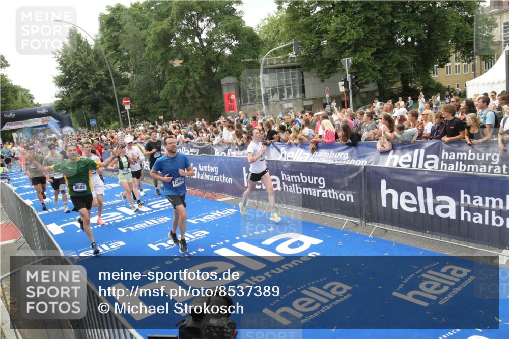 29.06.2025 - hella hamburg halbmarathon Michael Strokosch http://msf.ph/oto/8537389 29.06.2025 10:49:37 Ziel  meine-sportfotos.de
