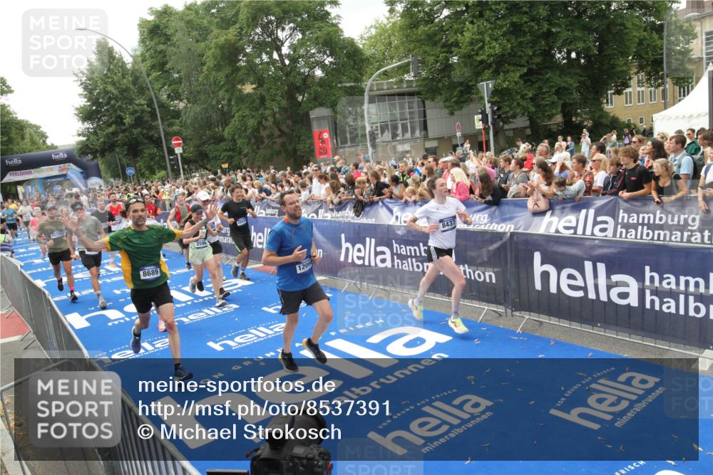 29.06.2025 - hella hamburg halbmarathon Michael Strokosch http://msf.ph/oto/8537391 29.06.2025 10:49:37 Ziel  meine-sportfotos.de