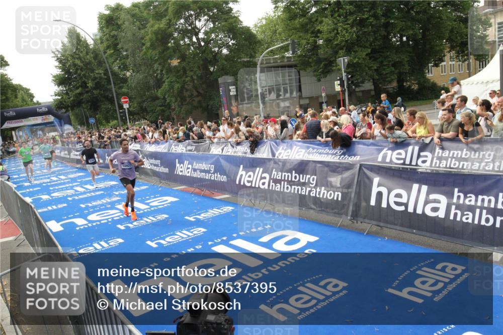 29.06.2025 - hella hamburg halbmarathon Michael Strokosch http://msf.ph/oto/8537395 29.06.2025 10:32:00 Ziel  meine-sportfotos.de