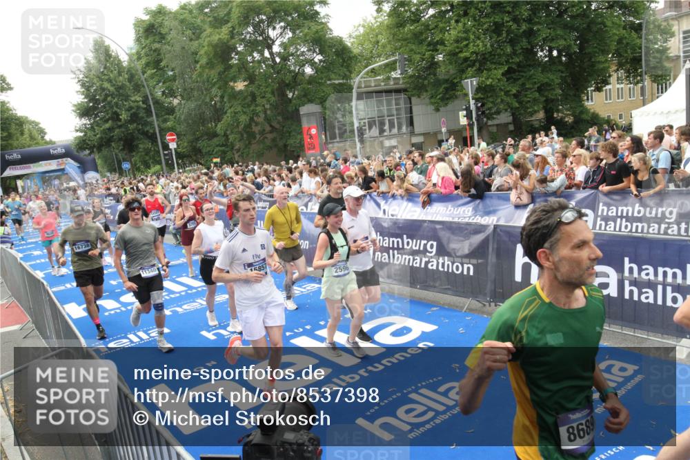 29.06.2025 - hella hamburg halbmarathon Michael Strokosch http://msf.ph/oto/8537398 29.06.2025 10:49:39 Ziel  meine-sportfotos.de