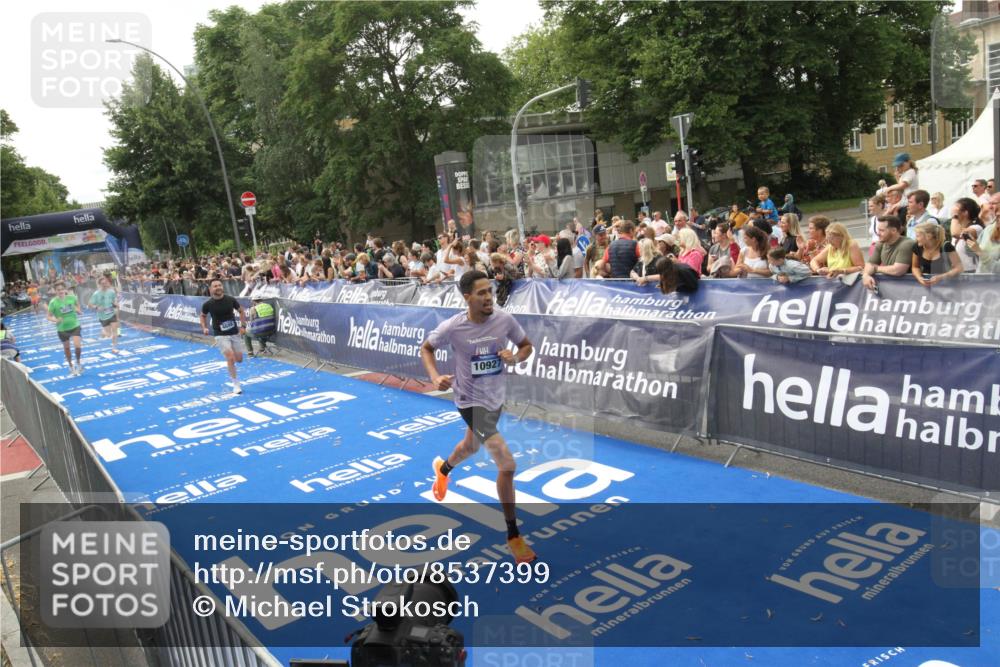 29.06.2025 - hella hamburg halbmarathon Michael Strokosch http://msf.ph/oto/8537399 29.06.2025 10:32:01 Ziel  meine-sportfotos.de