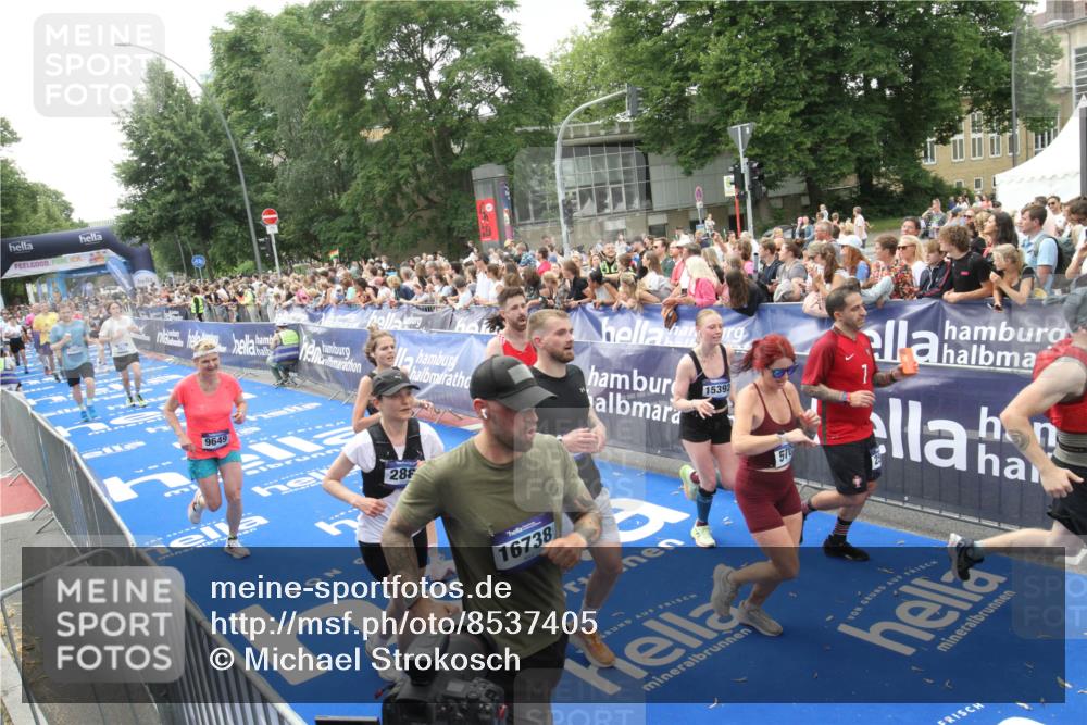 29.06.2025 - hella hamburg halbmarathon Michael Strokosch http://msf.ph/oto/8537405 29.06.2025 10:49:41 Ziel  meine-sportfotos.de