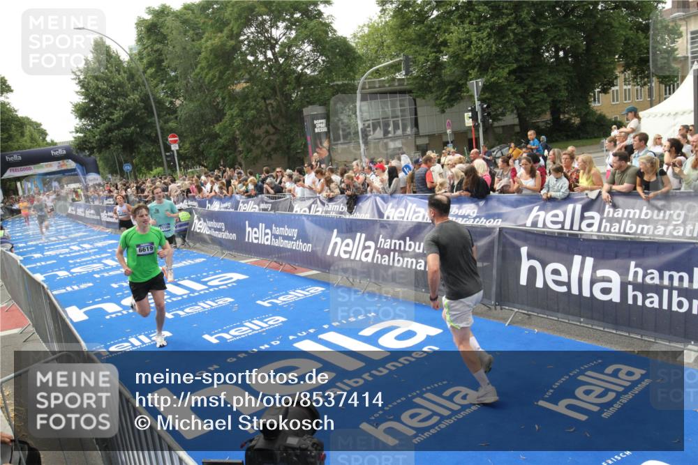 29.06.2025 - hella hamburg halbmarathon Michael Strokosch http://msf.ph/oto/8537414 29.06.2025 10:32:03 Ziel  meine-sportfotos.de